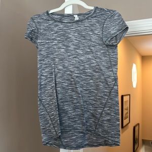 Lululemon Women’s Grey Shirt Size 2